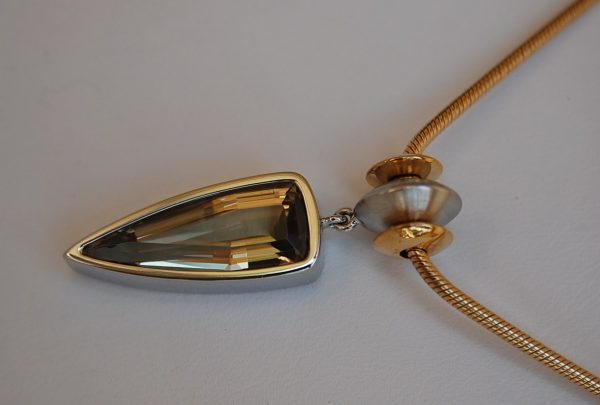 Pendant with Chain, Platinum and Gold, 6.48 cts. Pear Zultanite® - Image 3