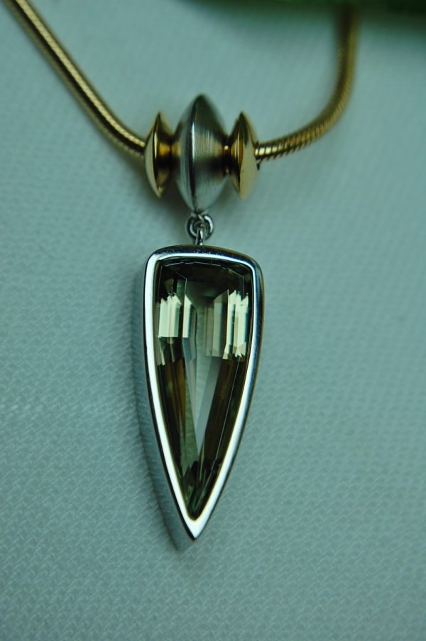Pendant with Chain, Platinum and Gold, 6.48 cts. Pear Zultanite® - Image 6