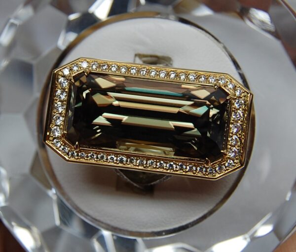 Ring, Gold and Platinum, 26.80 cts. Radiant Zultanite® - Image 4