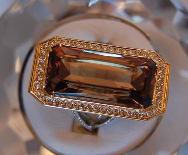 Ring, Gold and Platinum, 26.80 cts. Radiant Zultanite® - Image 2