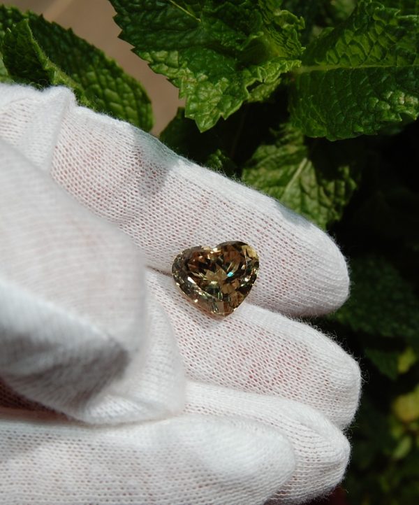 10.56 cts. Zultanite® Heart Shape Cut, 14x12mm - Image 5