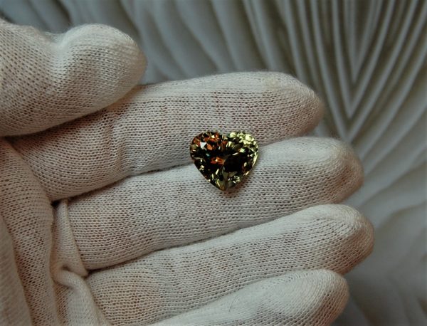 10.56 cts. Zultanite® Heart Shape Cut, 14x12mm - Image 7