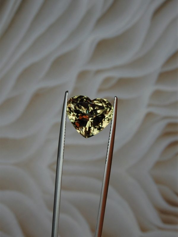 10.56 cts. Zultanite® Heart Shape Cut, 14x12mm - Image 2