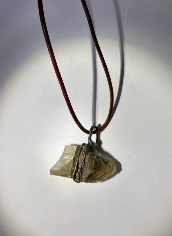 Necklace with  40.05 carat Color Changing Mineral Specimen Pendant - Image 4