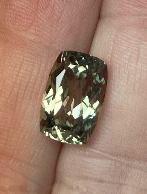 4.26 cts. Zultanite® Cushion Cut, 12x8 mm - Image 3