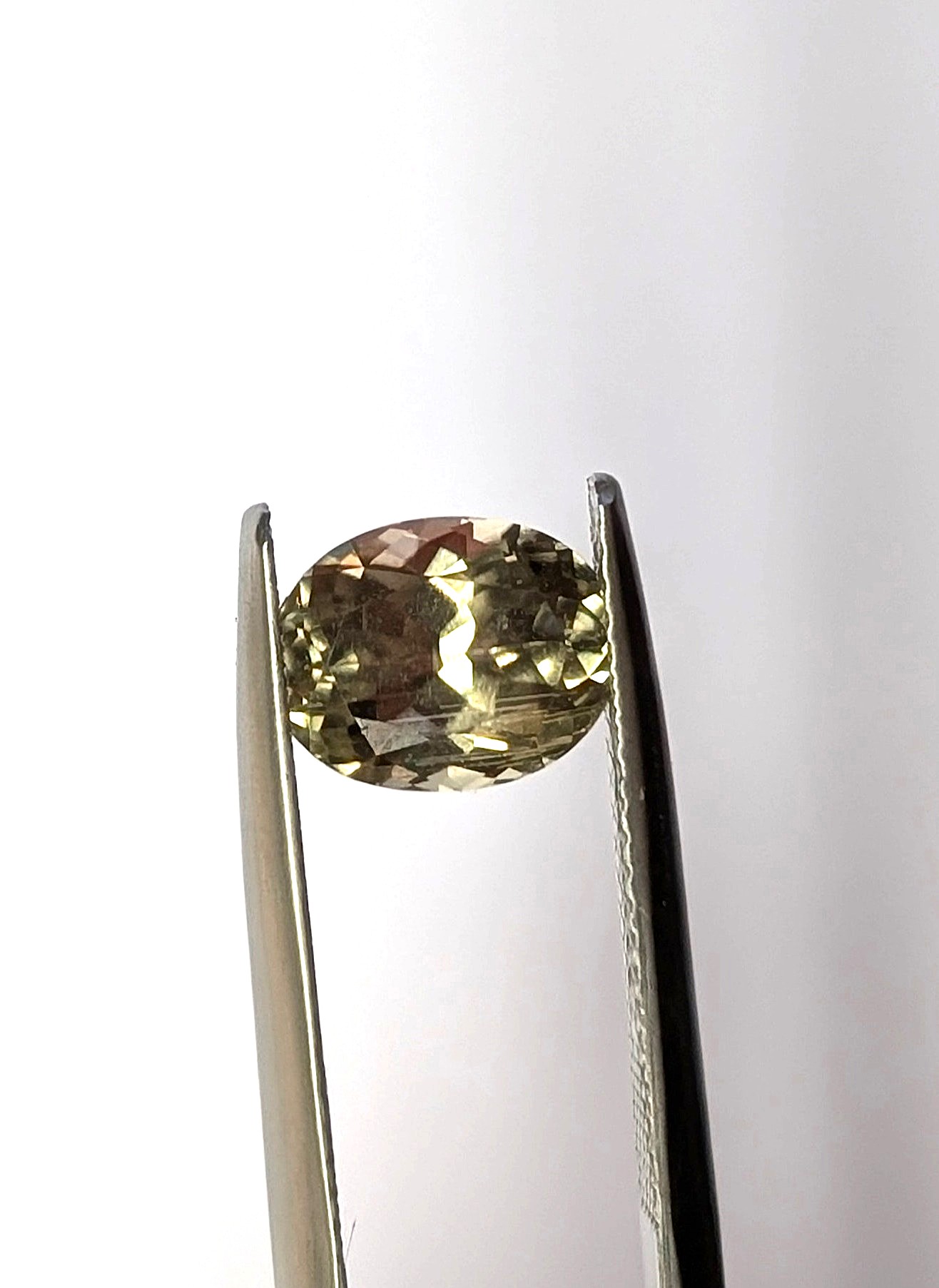 2.52 cts. Zultanite® Oval Cut Gemstone 9x7mm - Image 3